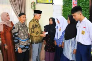 Kadisdikbud Kota Padang Panjang, Nasrul menyerahkan bantuan bagi siswa terdampak banjir bandang lahar dingin Marapi. (Foto: Dok. Istimewa/Antara Sumbar)