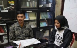 Kuasa hukum pelapor, Adrizal (kiri), bersama Ranti menjelaskan kronologi dugaan pengancaman oleh hakim PN Padang di Padang, Jumat (7/6/2024) siang. (Foto: Dok. ANTARA/Muhammad Zulfikar)
