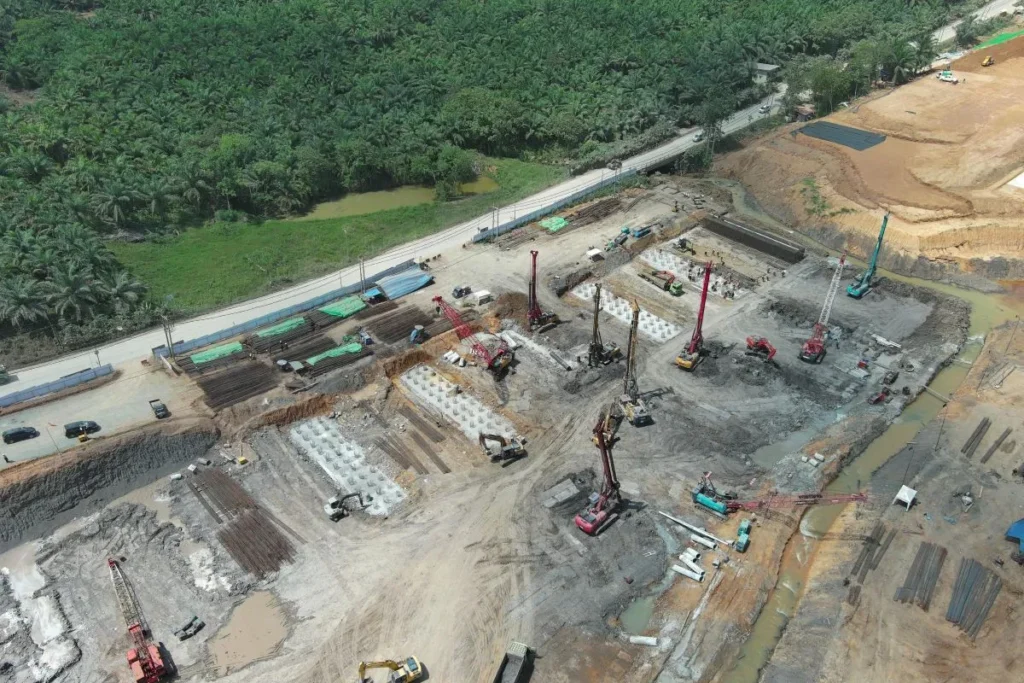 Proyek pembangunan Jalan Sumbu Kebangsaan Timur Kawasan Inti Pusat Pemerintahan (KIPP) IKN pada Seksi 6C-1 SP, 3 ITCI Simpang 1B. (Foto: Dok. ANTARA/HO - PT Waskita Beton Precast Tbk)