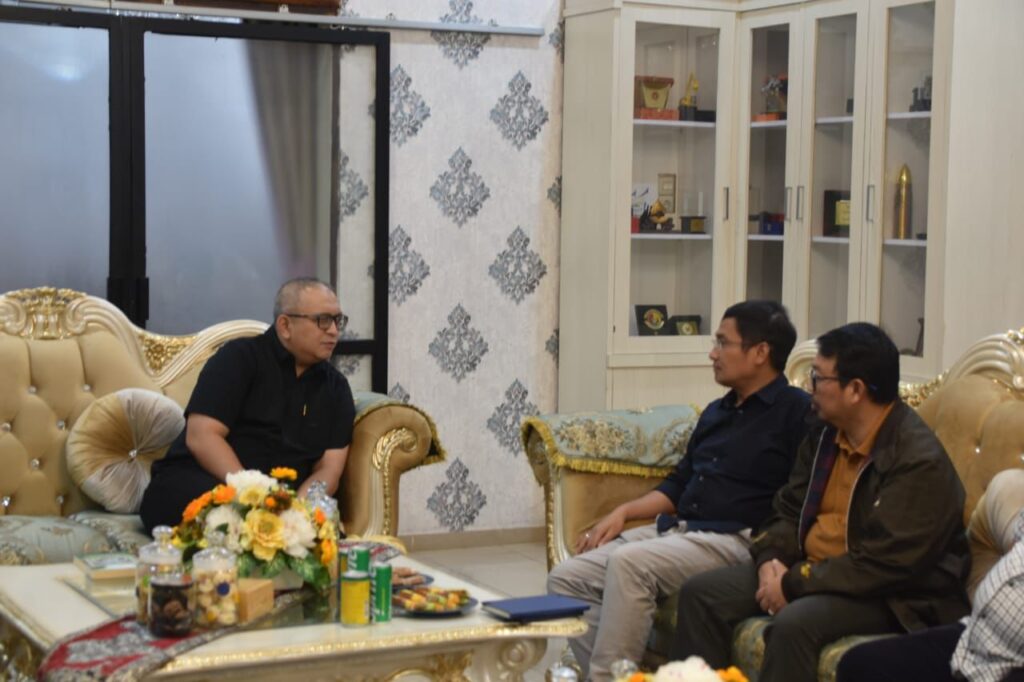 Pj Wako Padang bertemu dengan Kementerian PUPR dan BWSS V membahas master plan penanggulangan banjir di Ibukota Provinsi Sumatera Barat (Sumbar) pada Minggu (30/6/2024) siang. (Foto: Dok. Prokopim)