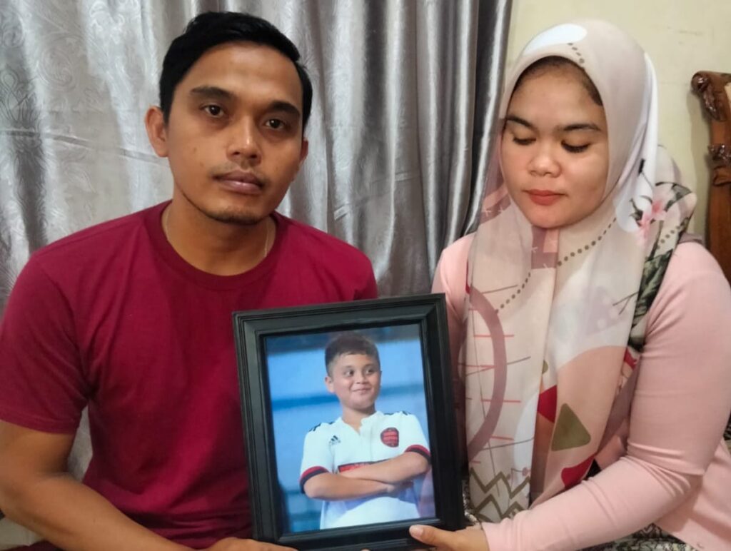 Almarhum Afif Maulana (Bingkai foto) di tengah kedua orang tuanya, Afrinaldi (36) dan Anggun Angriani (32). (Foto: Dok. Istimewa)