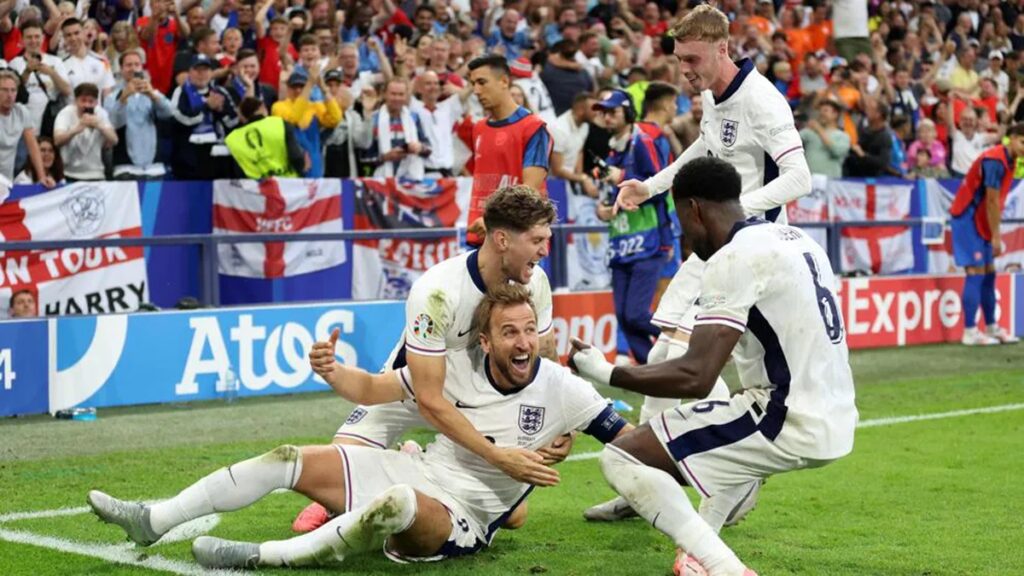 Selebrasi para pemain Inggris usai kalahkan Slovakia di babak 16 besar Piala Eropa 2024. (dok. UEFA)
