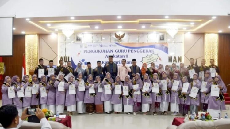 Puluhan Guru Penggerak di Kota Pariaman, Sumbar, berfoto bersama dengan Penjabat Walikota Pariaman Roberia saat pengukuhan Guru Penggerak angkatan 9 di Pariaman. (ANTARA/HO-Diskominfo Pariaman)