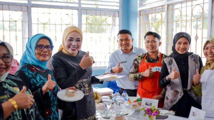 Ketua Forikan Kabupaten Solok Emiko Epyardi Asda saat menghadiri lomba memasak serba ikan se-Kabupaten Solok, Sumatera Barat. ANTARA/HO-Diskominfo Solok.