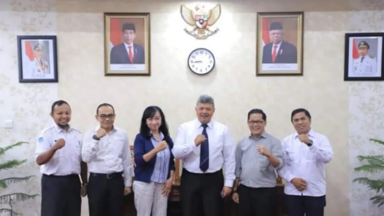 Wali Kota Solok Zul Elfian Umar saat foto bersama usai diskusi mengenai program smart city di Kota Solok, Sumatera Barat. ANTARA/HO-Diskominfo Solok