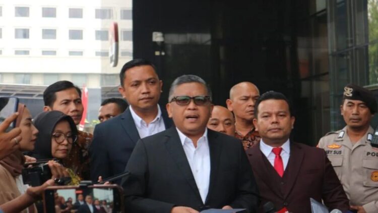 Sekretaris Jenderal DPP Partai Demokrasi Indonesia Perjuangan (PDIP) Hasto Kristiyanto memenuhi panggilan KPK untuk diperiksa sebagai saksi penyidikan perkara dugaan korupsi Direktorat Jenderal Perkeretaapian Kementerian Perhubungan (DJKA Kemenhub), Jakarta, Selasa (20/8/2024). ANTARA/Fianda Sjofjan Rassat