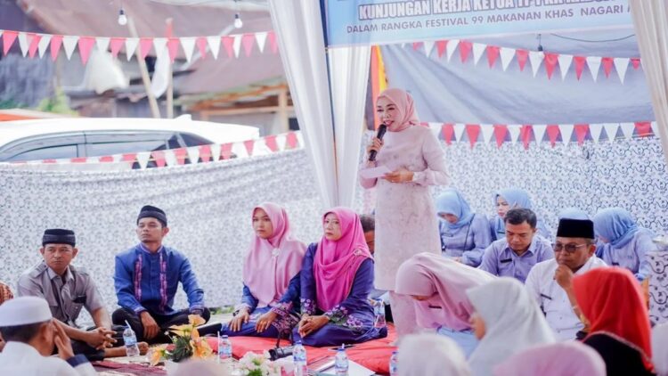 Ketua TP PKK Kabupaten Solok Emiko Epyardi Asda saat menghadiri Festival 99 makanan khas daerah dalam rangka memeriahkan HUT Ke-79 RI di Kabupaten Solok, Sumbar. ANTARA/HO-Diskominfo Solok.