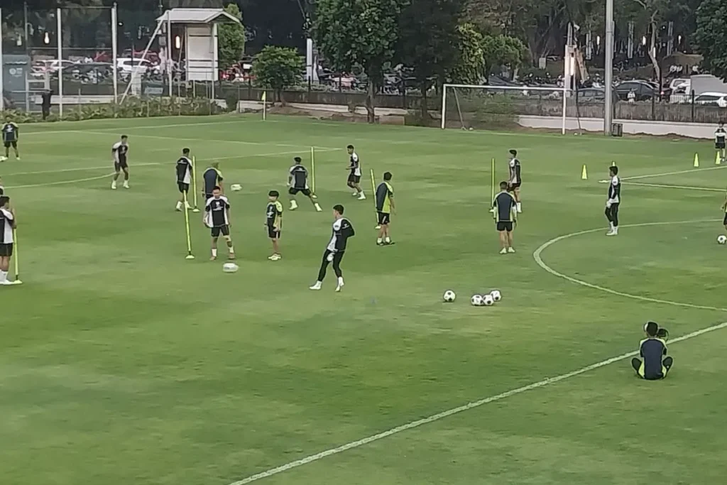 Pemain Timnas Indonesia menjalani sesi latihan terkahir di Lapangan ABC, Senayan, Jakarta, Sabtu (31/8/2024) sebelum bertolak ke Arab Saudi untuk menjalani laga pertama putaran ketiga Kualifikasi Piala Dunia 2026. (Foto: Dok. ANTARA/Aloysius Lewokeda)