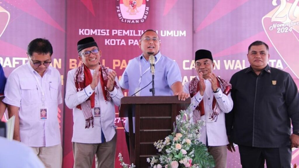 Andre Rosiade dampingi Hendi Septa-Hidayat mendaftar ke KPU Padang. (dok. istimewa)