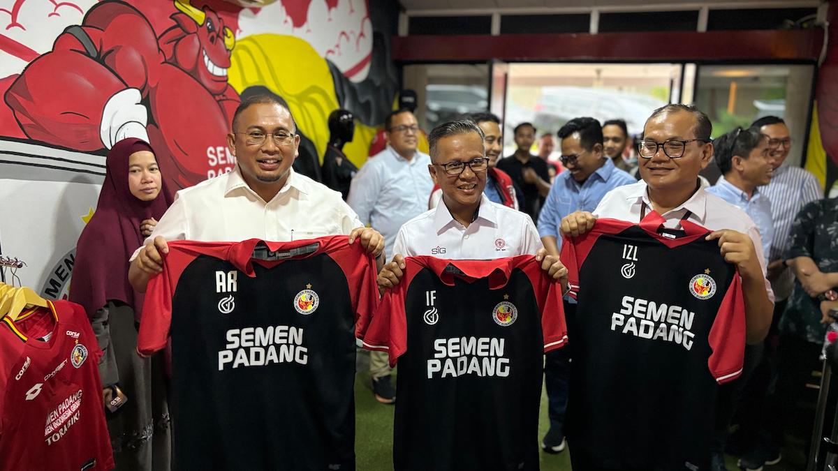 Andre Rosiade dan Dirut Semen Padang FC Indriffoueny Indra dan Kadept Komunikasi Hukum Iskandar Z Lubis memperlihatkan jersey Semen Padang FC. (dok. istimewa)