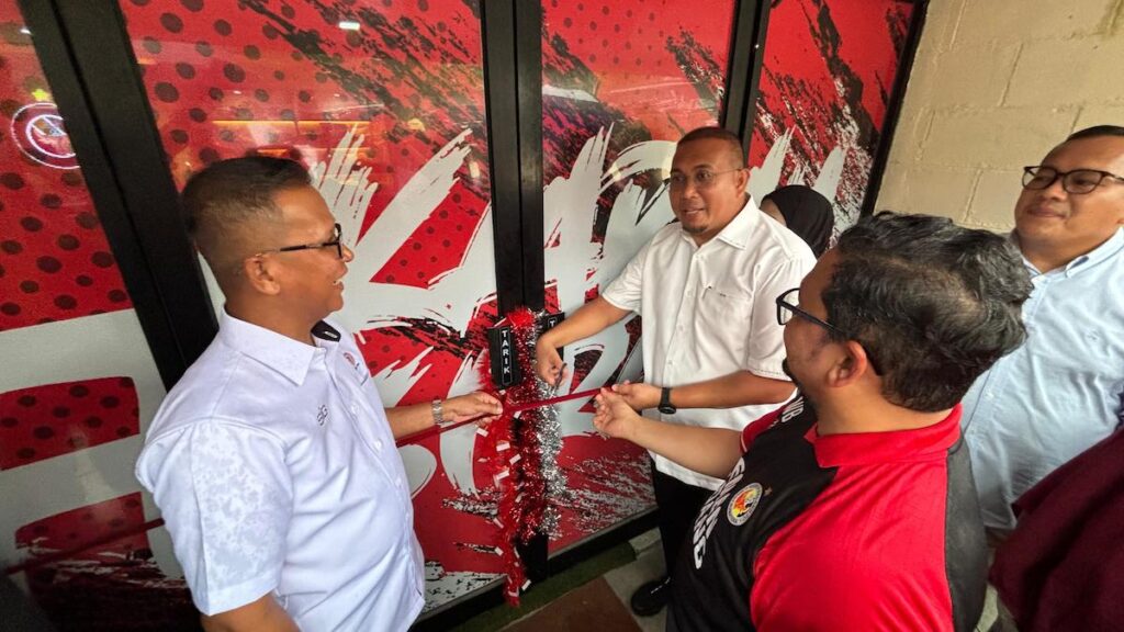 Penasehat Semen Padang FC yang juga anggota Komisi VI DPR RI, Andre Rosiade bersama Dirut Semen Padang, Indrieffouny Indra dan CEO Semen Padang FC Win Bernadino saat menggunting pita pertanda Semen Padang FC Official Store dibuka secara resmi. (dok. istimewa)