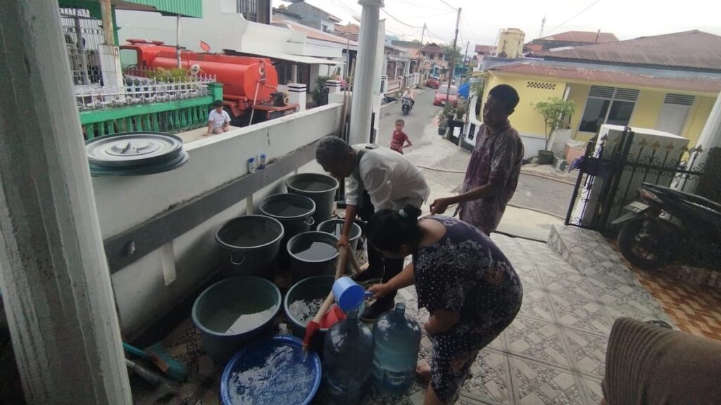 BPBD Padang salurkan air bersih ke rumah warga. (dok. BPBD Padang)