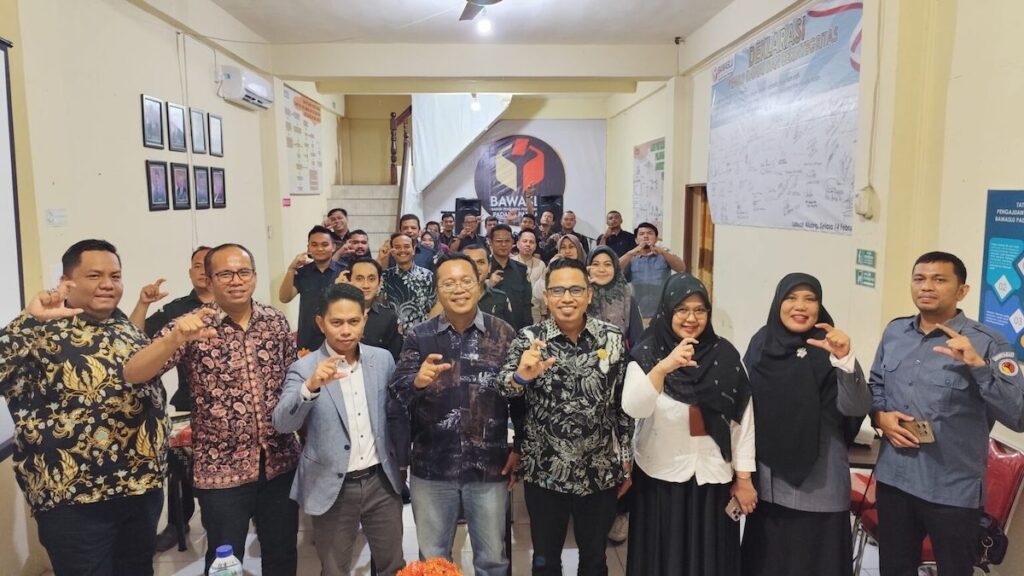 Komisioner Bawaslu Sumbar, Vifner foto bersama usai rapat Teknis Pelayanan Informasi Bawaslu se-Sumbar yang di kantor Bawaslu Padang Pariaman, Senin (26/8/2024). (dok. istimewa)