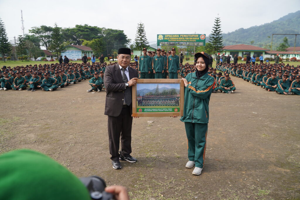 Penutupan Diklat Bintal Fisdis mahasiswa baru Politeknik Negeri Padang tahun ajaran 2024/2025 di Secata B Padang Panjang. (Foto: Dok. PNP)