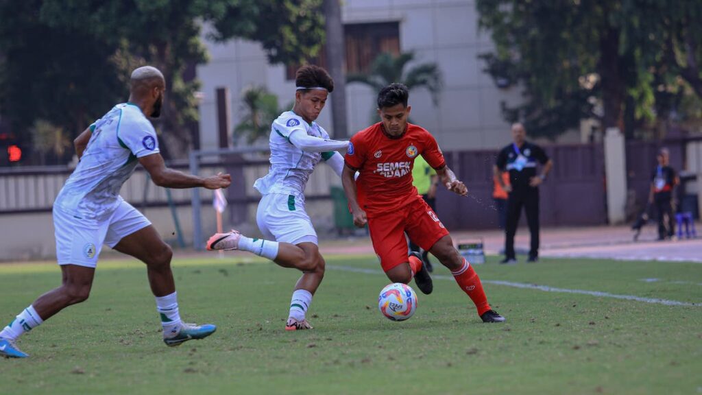 Dua pemain PSS Sleman Hokky Caraka dan Ayeh mengejar bola dari pemain Semen Padang FC Frendi Saputra. (dok. MO Semen Padang FC)