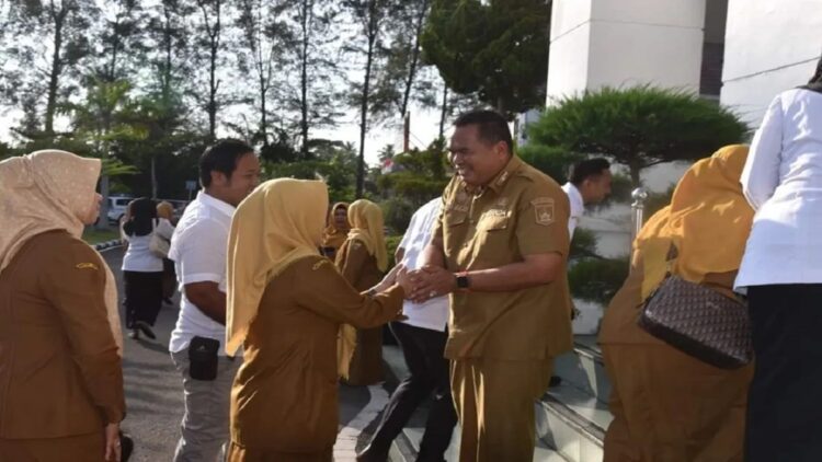 Mantan Sekretaris Daerah Kota Pariaman, Sumbar Yota Balad bersalaman dengan pegawai di lingkungan pemerintah setempat usai apel pagi pada Senin (5/8) pagi serta mengumumkan pemunduran dirinya sebagai Sekda. Antara/HO-Diskominfo Pariaman