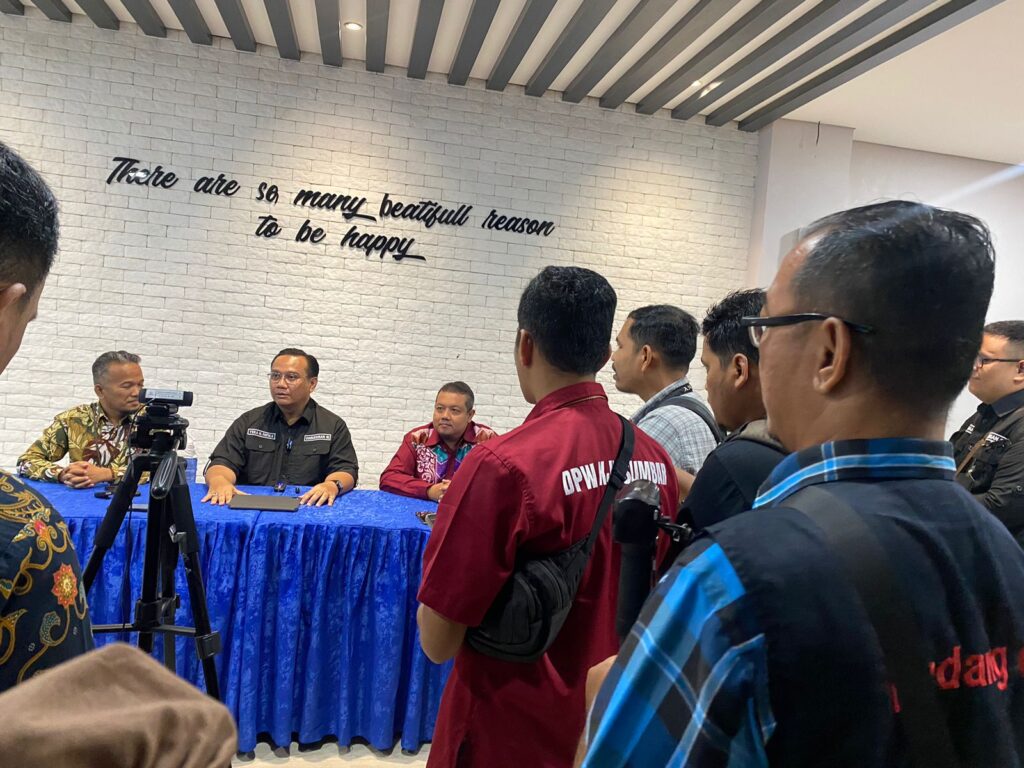 Anggota Ombudsman RI, Yeka Hendra Fatika (tengah) melakukan kunjungan pemantauan ke Sumatera Barat (Sumbar) untuk meninjau langsung pelaksanaan program KUR, Rabu (14/8/2024) siang. (Foto: Dok. Ombudsman)