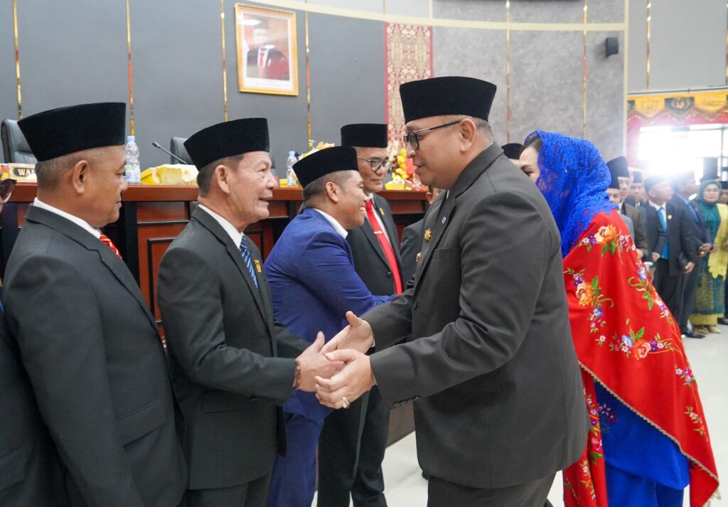 Penjabat Wali Kota (Pj Wako) Padang, Andree Harmadi Algamar menyalami satu per satu anggota DPRD Padang periode 2019-2024 dan 2024-2029 dalam pelantikan yang dilaksanakan pada Rabu (14/8/2024) pagi. (Foto: Dok. Prokopim)