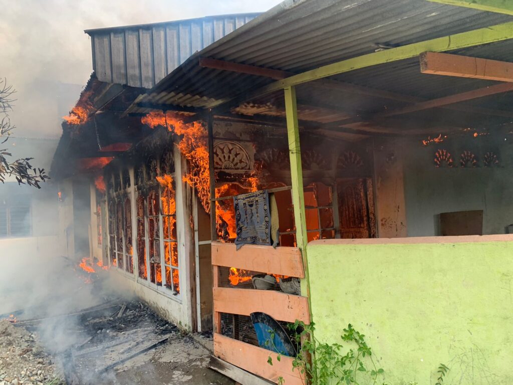 Kebakaran rumah di Jalan Pramuka 1, RT 023 RW 07, Kelurahan Lolong Belanti, Kecamatan Padang Utara pada Kamis (15/8/2024) sore. (Foto: Dok. Dinas Damkar Padang)