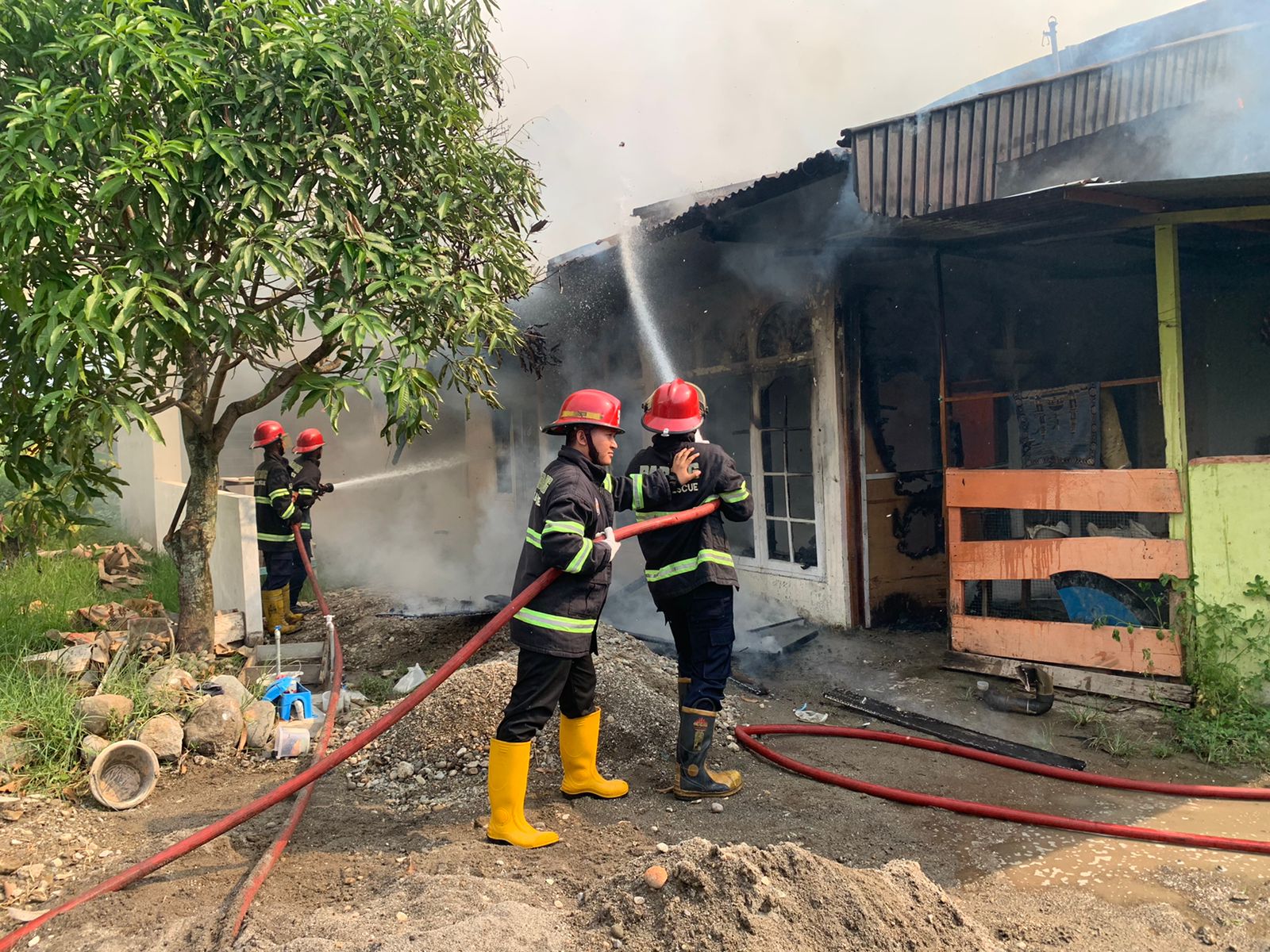 Kebakaran rumah di Jalan Pramuka 1, RT 023 RW 07, Kelurahan Lolong Belanti, Kecamatan Padang Utara pada Kamis (15/8/2024) sore. (Foto: Dok. Dinas Damkar Padang)