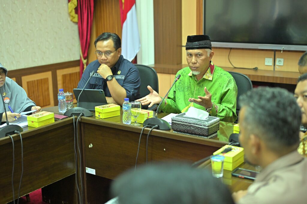 Anggota Ombudsman RI, Yeka Hendra Fatika bertemu Gubernur Sumbar, Mahyeldi membahas masalah perkelapasawitan di Kabupaten Pasaman Barat. (Foto: Dok. Adpim)