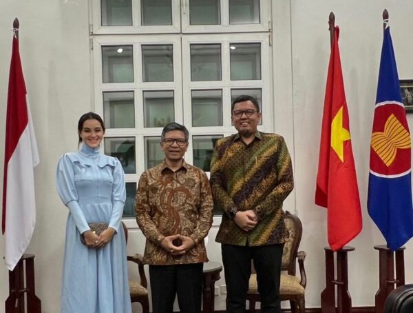 Tokoh Muda dan Pengusaha Nasional asal Sumatera Barat (Sumbar), Braditi Moulevey (kanan) didampingi istri, Melysa Moulevey (kiri) bertemu dengan Duta Besar (Dubes) Indonesia untuk Vietnam, Denny Abdi (tengah) beberapa waktu lalu. Pertemuan keduanya membahas tentang Ranah Minang dan peluang investasi mobil listrik di Sumbar. (Foto: Dok. Tim BM)