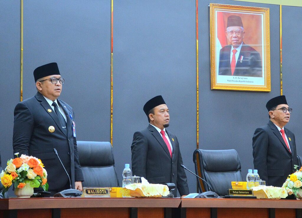 Pj Wako Padang, Andree Harmadi Algamar (kiri) beserta pimpinan sementara DPRD Kota Padang, Muharlion dan Mastilizal Aye mendengarkan pidato kenegaraan Presiden RI, Joko Widodo. (Foto: Dok. Prokopim)