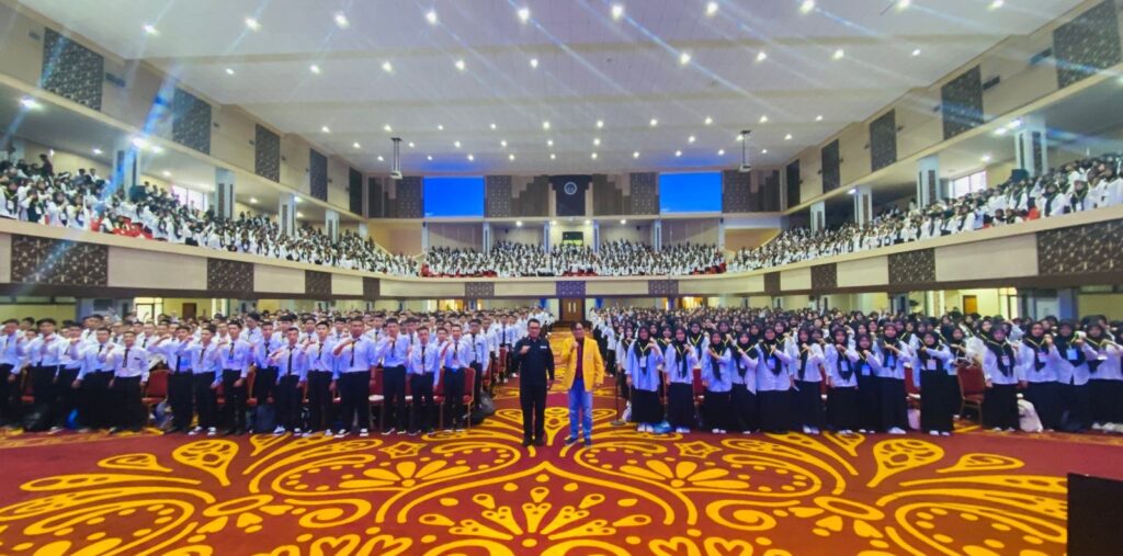 Kepala BNNP Sumbar, Brigjen Pol Ricky Yanuarfi memberikan kuliah umum kepada mahasiswa baru UNP terkait penyalahgunaan narkotika, Jumat (16/8/2024) siang. (Foto: Dok. BNN)