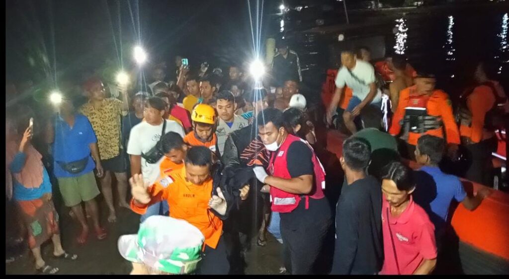 Evakuasi seorang nelayan yang hanyut dan meninggal dunia usai kapal yang ditumpanginya karam dan tenggelam pada Selasa (20/8/2024) malam. (Foto: Dok. Tim SAR Gabungan)