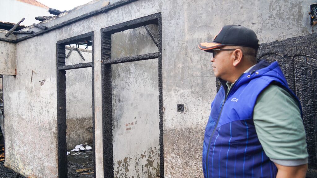 Penjabat Wali Kota (Pj Wako) Padang, Andree Harmadi Algamar meninjau rumah milik guru yang terbakar di kawasan Lolong Belanti. Peristiwa itu terjadi beberapa waktu lalu. (Foto: Dok. Prokopim)