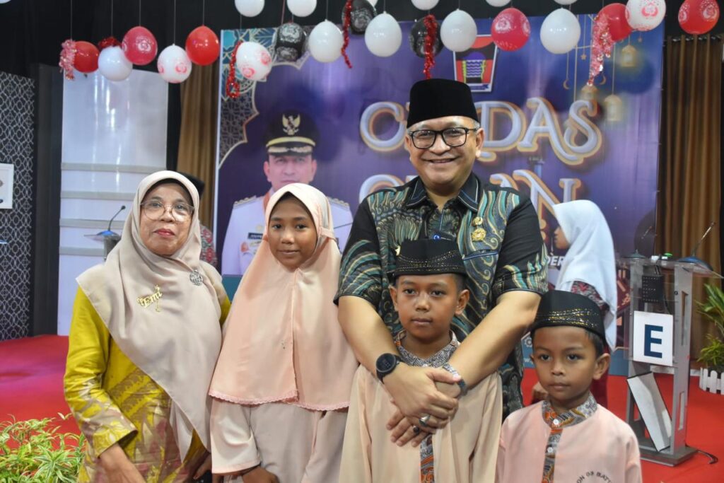 Penjabat Wali Kota (Pj Wako) Padang, Andree Harmadi Algamar bersama peserta lomba cerdas Al-Qur'an yang diselenggarakan oleh Disdikbud Kota Padang dan Padang TV. (Foto: Dok. Adpim)