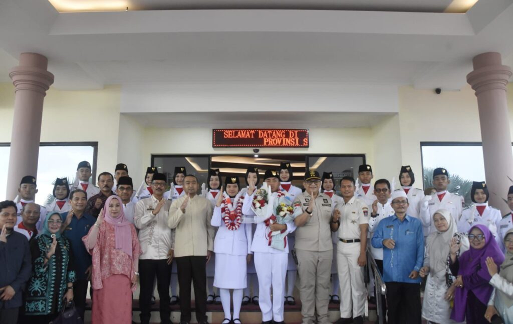 Penjabat Wali Kota (Pj Wako) Padang, Andree Harmadi Algamar ikut menyambut dua Paskibraka Nasional yang mengibarkan bendera pada HUT RI ke-79 di IKN tanggal 17 Agustus 2024 lalu. (Foto: Dok. Prokopim)