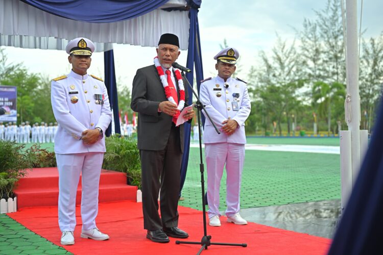 Gubernur Sumbar, Mahyeldi (tengah) menghadiri wisuda ke-6 Poltekpel Sumbar. (Foto: Dok. Adpim)