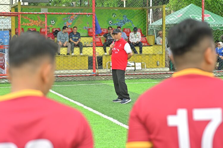 Gubernur Sumbar, Mahyeldi membuka turnamen Mini Soccer Gubernur Sumbar Cup 2024 yang digelar Karang Taruna Sumbar. (Foto: Dok. Adpim)