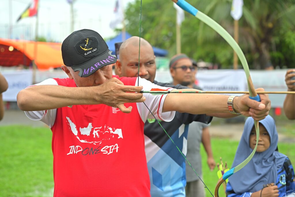 Gubernur Sumbar, Mahyeldi mencoba memanah dalam turnamen yang digelar Minangkabau Archery Club. (Foto: Dok. Adpim)