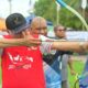 Gubernur Sumbar, Mahyeldi mencoba memanah dalam turnamen yang digelar Minangkabau Archery Club. (Foto: Dok. Adpim)