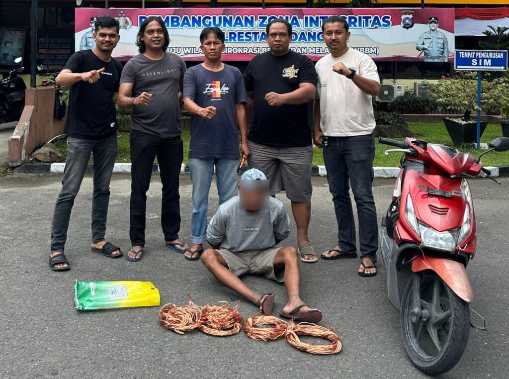 Pelaku pencurian tembaga kabel pemancar provider berinisial A (32) ditangkap Polresta Padang pada Jumat (23/8/2024) pagi. (Foto: Dok. Tim Klewang)