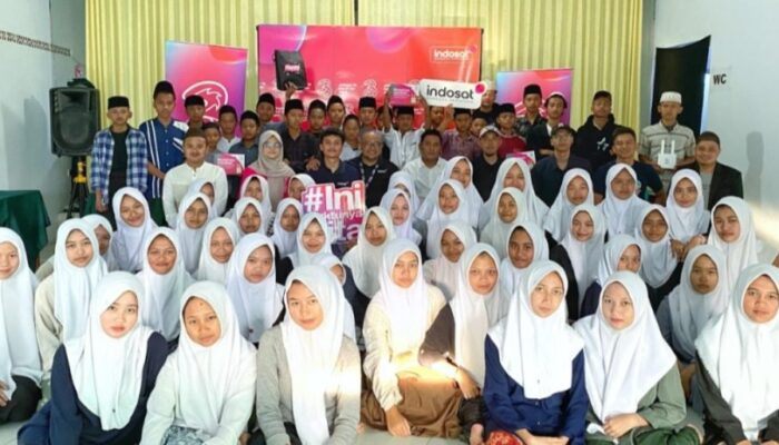 Tri dan Pelanggan Serahkan Perangkat Internet ke Santri