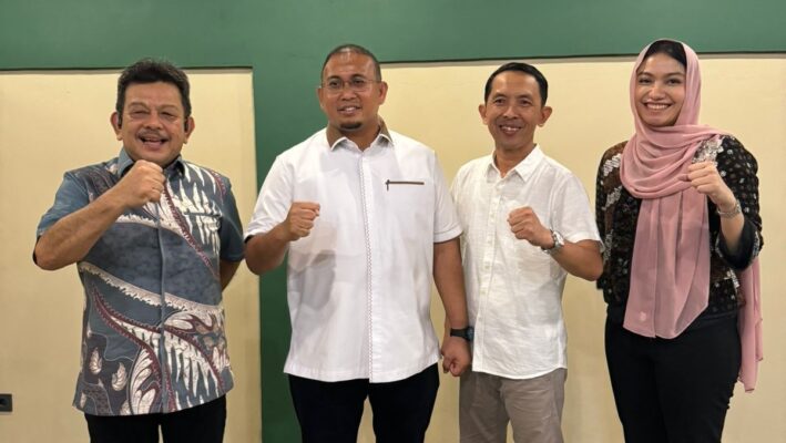 Ketua DPD Gerindra Sumbar, H Andre Rosiade didampingi Wakil Ketua DPC Partai Gerindra Dharmasraya, Junaindra Sumawan beserta eks Bupati Dharmasraya, Marlon Martua dan Cabup Dharmasraya, Annisa Suci Ramadhani. (Foto: Dok. Istimewa)