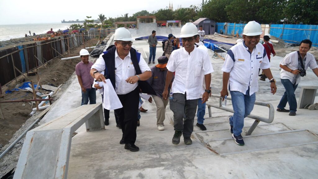 Pj Wako Padang, Andree Harmadi Algamar meninjau pembangunan Padang Skatepark di Pantai Muaro Lasak pada Jumat (30/8/2024) siang. (Foto: Dok. Prokopim)