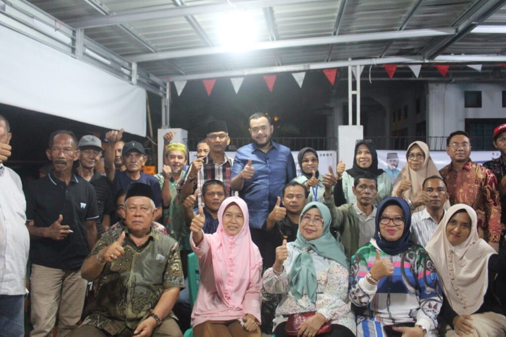 Cawako Padang, Fadly Amran, melakukan kunjungan ke Komplek Cendana Parupuak Tabing pada Jumat (31/8/2024) malam. (Foto: Dok. Tim FA)