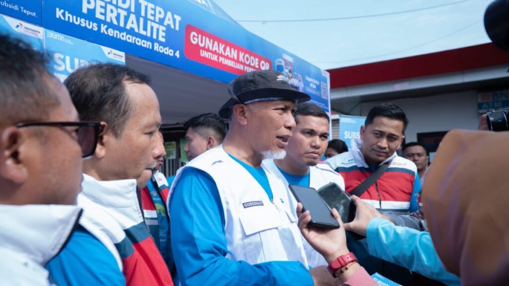 Gubernur Sumbar bersama jajaran Pertamina Sumbar saat mengecek kebutuhan BBM. (dok. istimewa)