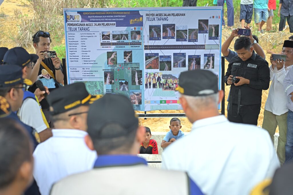 Gubernur Sumbar, Mahyeldi dan jajaran meninjau kondisi terkini jalan menuju Pelabuhan Teluk Tapang, Kabupaten Pasaman Barat. (Foto: Dok. Adpim)