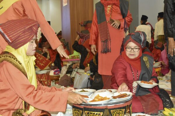 Festival Makan Bajamba dalam rangka Hari Jadi Kota (HJK) Padang ke-355 tahun. (Foto: Dok. Prokopim)