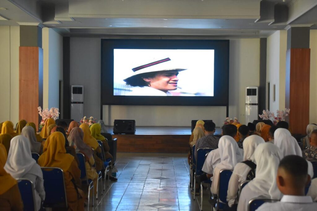 Nonton film bersama dan bedah novel Siti Nurbaya yang ikut dihadiri dua cucu sastrawan fenomenal Kota Padang, Almarhum Marah Roesli di Gedung Bagindo Aziz Chan Youth Center, Senin (5/8/2024) siang. (Foto: Dok. Prokopim)