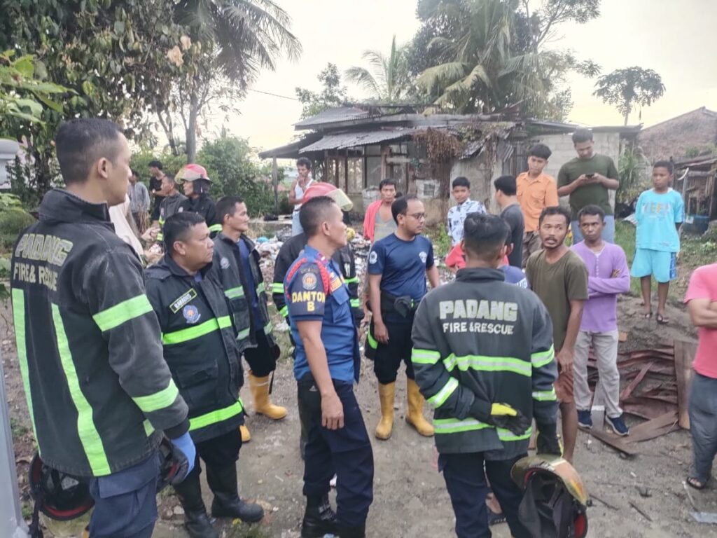 Petugas pemadam kebakaran mendatangi lokasi kejadian perempuan meninggal tersengat listrik di kawasan Balai Gadang, Kecamatan Koto Tangah pada Senin (5/8/2024) sore. (Foto: Dok. Dinas Damkar Padang)