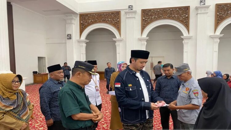 Walikota Bukittinggi, Erman Safar menyalurkan zakat kepada penerima (Mustahik) (Antara/Al Fatah)