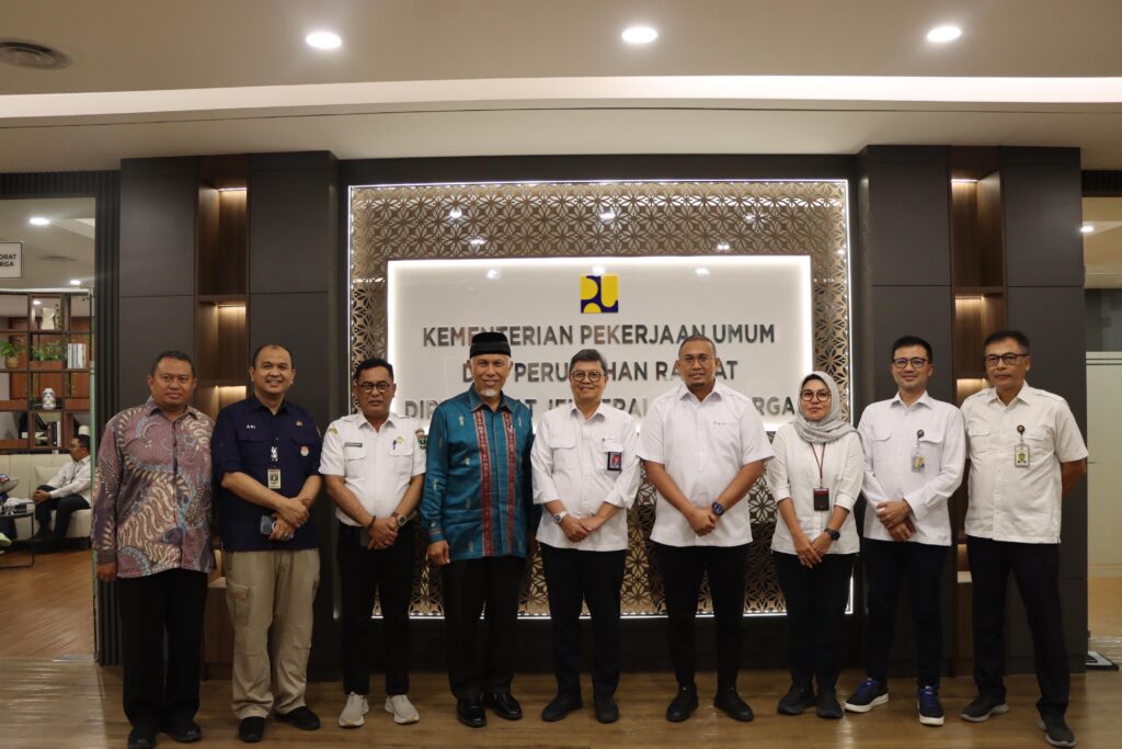 Gubernur Sumatera Barat (Sumbar), Mahyeldi dan Anggota DPR RI Dapil Sumbar, Andre Rosiade menyambangi Kantor Kementerian Pekerjaan Umum dan Perumahan Rakyat (PUPR), Selasa (6/8/2024) siang. (Foto: Dok. Adpim)