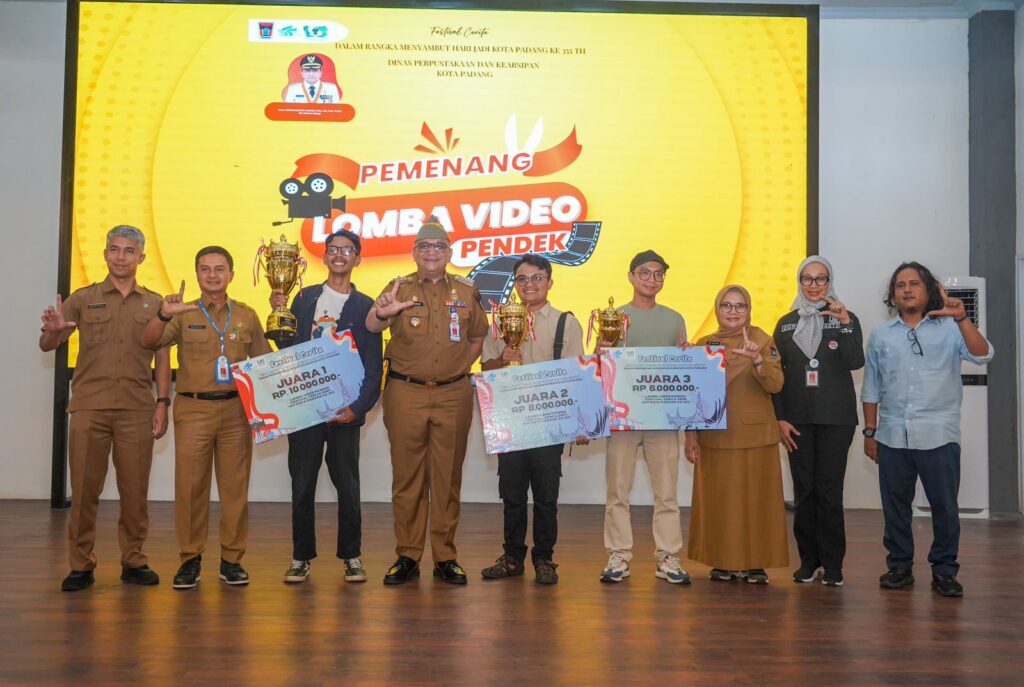 Penyerahan hadiah kepada pemenang Lomba Video Pendek Padang Dalam Catatan dan Fakta Sejarah. (Foto: Dok. Prokopim)