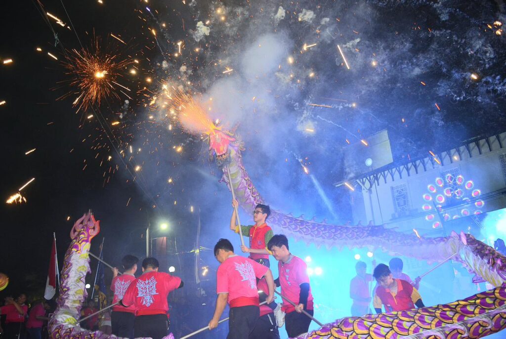 Pawai Telong-telong menutup rangkaian kegiatan Festival Siti Nurbaya Tahun 2024 dalam rangka memeriahkan Hari Jadi Kota (HJK) Padang ke-355 tahun, Selasa (6/8/2024) malam. (Foto: Dok. Prokopim)